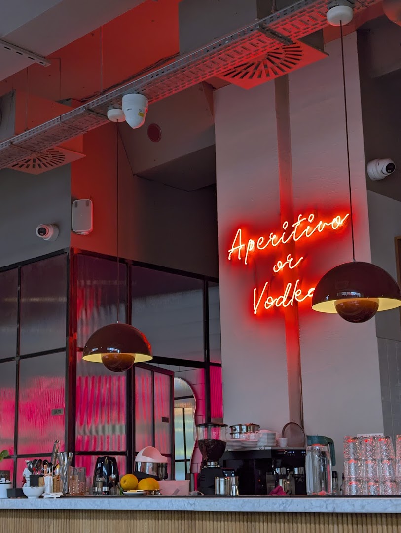 Różowy neon aperitivo or vodka i lampy Panton