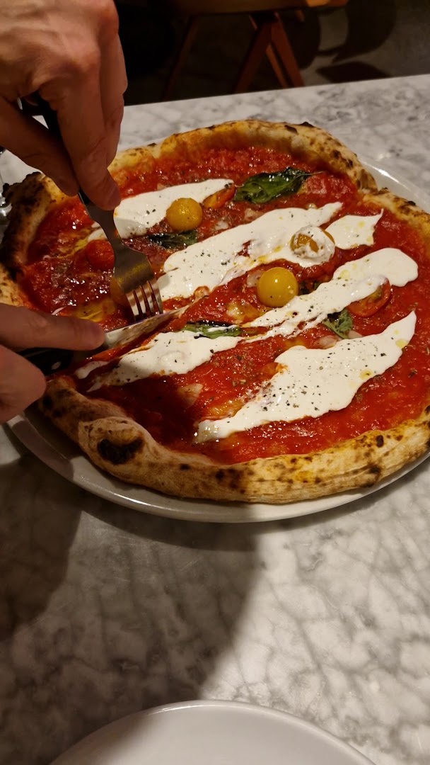 Pizza z kremowym wykończeniem
