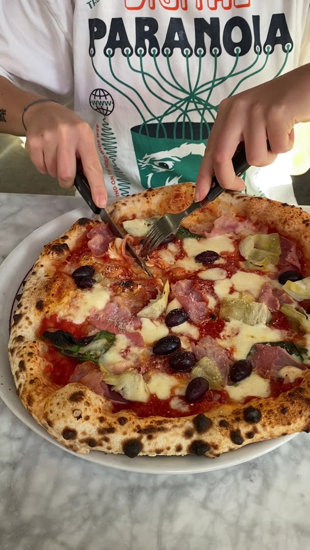 Spalona neapolitańska pizza wyciągana z pieca